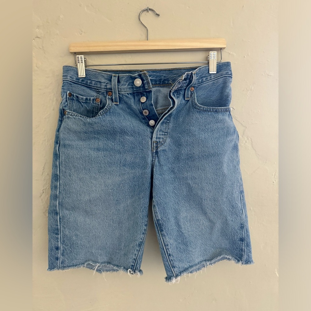 Levi shorts size 26-27